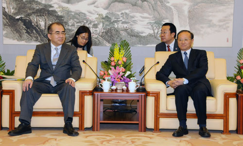 4月12日下午,中国国家旅游局局长邵琪伟在京会见了日本观光厅长官沟畑宏,双方就进一步加强两国旅游交流与合作进行了友好交流。