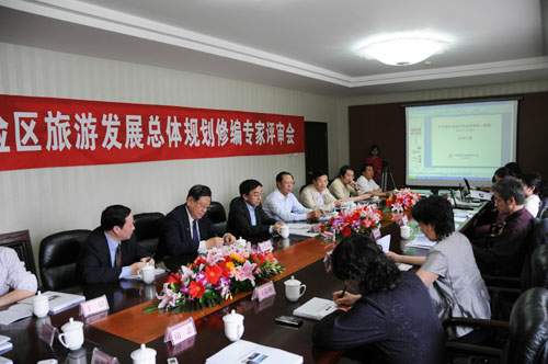 5月17日,贵州《毕节试验区旅游总体规划(修编)2010—2020年》评审会(以下简称《规划》)在北京举行。国家旅游局党组副书记、副局长王志发、毕节地委副书记、行署专员张吉勇出席会议。出席评审会的还有国家旅游局、贵州省旅游局相关司室负责人,专家评审组代表等。评审会由国家旅游局党组成员、规划财务司司长吴文学主持。