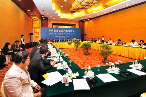 5月27日,中国国家旅游局副局长祝善忠出席了在上海举办的中韩省道旅游局长对话会。此次对话会是由中国国家旅游局和韩国文化体育观光部共同举办,来自上海、江苏、浙江、安徽、山东等省(市)旅游局及青岛、南京、杭州、苏州、黄山等市旅游局(委)的代表出席了对话会。韩国文化体育观光部观光产业局赵显宰局长率领韩国十六个市、道旅游局长与会。
