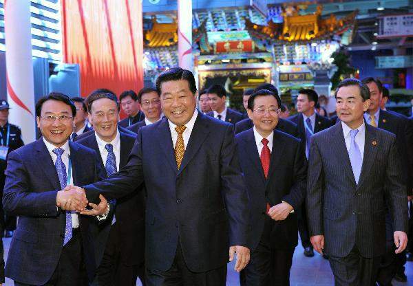 5月1日,中共中央政治局常委、全国政协主席贾庆林参观上海世博园。这是贾庆林在省区市联合展区中的北京馆参观。