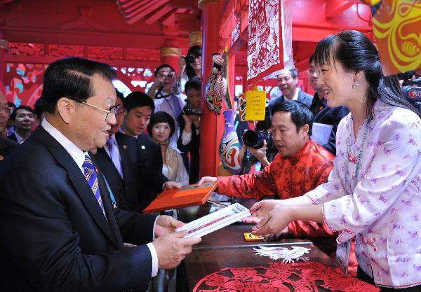 4月30日,前来出席上海世博会开幕式等活动的中共中央政治局常委李长春参观上海世博园。李长春参观了中国国家馆和省区市联合展区等馆区。这是李长春在省区市联合展区中的陕西馆参观。