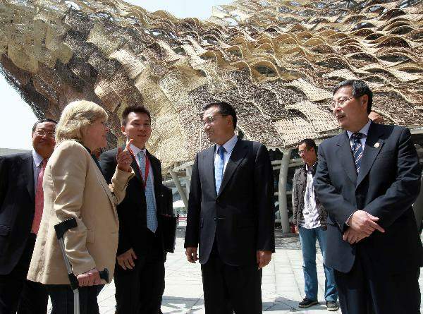4月30日,中共中央政治局常委、国务院副总理李克强参观上海世博园。这是李克强在西班牙馆参观。