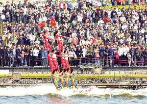 昨日,2010天津滨海新区开海旅游节开幕式暨中美滑水明星对抗赛在天津塘沽 海河外滩公园开幕,来自中国和美国的40余名滑水精英参加了比赛,这标志着2010年滨海新区开海旅游节正式拉开帷幕。