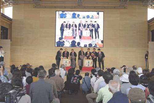 中日双方贵宾应声落下代表开幕的开酒槌