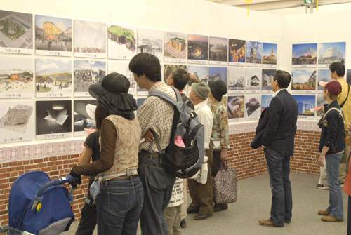 世博园各国场馆图片展览等内容吸引了众多观众的注意力