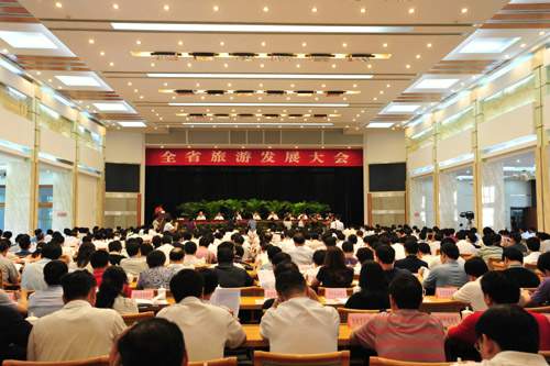 6月18日,湖北省委、省政府在武汉市召开全省旅游发展大会,贯彻落实《国务院关于加快发展旅游业的意见》,总结部署全省旅游工作。湖北省委书记罗清泉亲自主持大会,国家旅游局局长邵琪伟出席并讲话,湖北省省长李鸿忠作报告。出席会议的还有湖北省省委常委、常务副省长李宪生,省委常委、宣传部部长李春明,省人大副主任任世茂,副省长田承忠,省政协副主席吴秀凤。会议提出,加快培育旅游支柱产业,推进旅游经济强省建设,推进湖北旅游业又好又快发展。