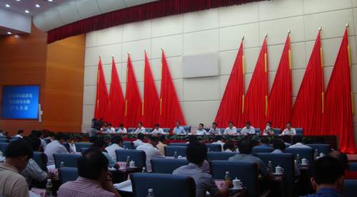 6月18日下午,海南省委书记卫留成主持召开国际旅游岛建设领导小组(扩大)会议,认真学习近日获批的《海南国际旅游岛建设发展规划纲要》,落实意见,强调指出要摒弃形式主义,弘扬真抓实干的精神,全面落实《规划纲要》,扎实推进国际旅游岛建设。