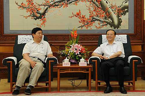 签字仪式前,邵琪伟与单霁翔亲切会谈。)
