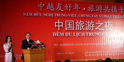为配合中越建交60周年及首次举办“中越友好年”,中国国家旅游局组织旅游代表团赴越南进行旅游宣传推广活动,并于8月9日晚与中国驻越南大使馆在河内联合举办了“中国旅游之夜”。中国国家旅游局局长、中国旅游代表团团长邵琪伟,中国驻越南大使孙国祥,越南文化、体育与旅游部部长黄俊英出席了本次活动。越南文化、体育与旅游部,旅游界、航空界、新闻界和中国驻越南大使馆共约300人参加。