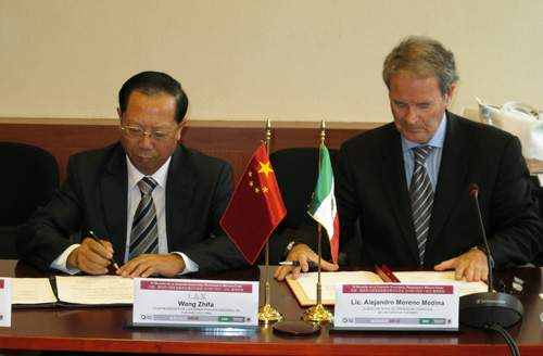 2010年7月29日和30日,中墨两国常设委员会第四次会议在墨西哥城隆重召开,会议签署了《中墨两国常设委员会2011年至2015年共同行动计划》。