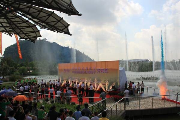 9月18日上午9:30分,2010中国南通国际江海旅游节在南通园博园景区,与2010南通菊花节同期隆重开幕。南通市菊花展览组委会成员单位负责人、各参展单位分管领导及业务处室负责人、各县市区旅游局领导、南通市道德模范代表、江海志愿者代表、劳模代表、市各新闻媒体记者、市摄影家协会成员、市各旅行社负责人、周边城市旅行社代表、游客代表等约五百多人参加了开幕式。
