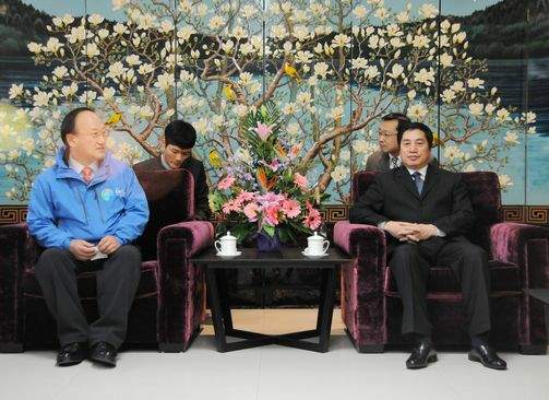 1月14日,国家旅游局副局长祝善忠在京会见了韩国丽水市长金忠锡一行。双方就中韩旅游交流及2012年韩国丽水世博会举行了亲切交谈。