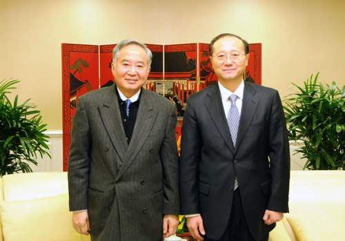 在新春佳节即将到来之际,国家旅游局局长、海峡两岸旅游交流协会会长邵琪伟1月13日在北京会见了台湾观光协会会长周庆雄一行。双方互致新春问候并表示将在新的一年里继续加强交流与合作。