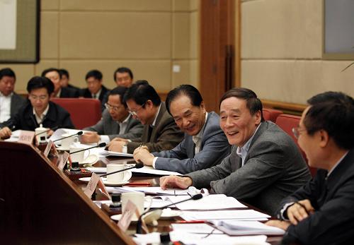 2月20日,中共中央政治局委员、国务院副总理王岐山在北京主持召开导游工作座谈会并讲话。 新华社记者 兰红光 摄