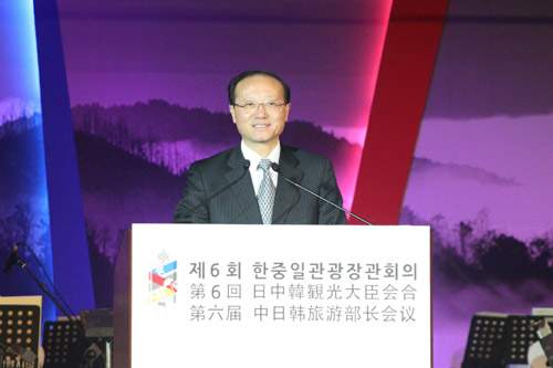 5月28日晚,韩国江原道平昌郡阿尔卑西亚度假村酒店会展中心华灯璀璨,第六届中日韩旅游部长会议在此拉开帷幕。中国国家旅游局局长邵琪伟、韩国文化体育观光部长官郑炳国、日本国土交通大臣大畠章宏、韩国江原道知事崔文洵出席开幕式及欢迎晚宴并致辞。