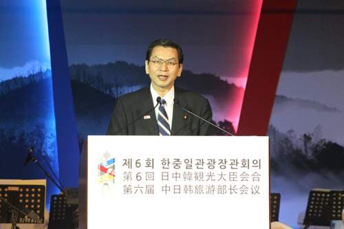 崔文洵在致辞中表示,江原道风景秀丽、文化遗产丰富,正在积极申办2018年冬奥会,希望得到三国政府和旅游业界的大力支持,江原道将以本次会议为契机,进一步扩大江原道旅游的知名度