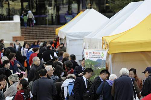 6月25日,推广代表团在新西兰首都惠灵顿市政厅广场举行了“游中国,品文化”中国旅游公众宣传推广日活动。代表团成员向到访的数千名市民介绍了本地旅游产品,并发放宣传资料。中国传统的舞龙、舞狮活动给公众宣传推广活动增添了亮丽的风采。