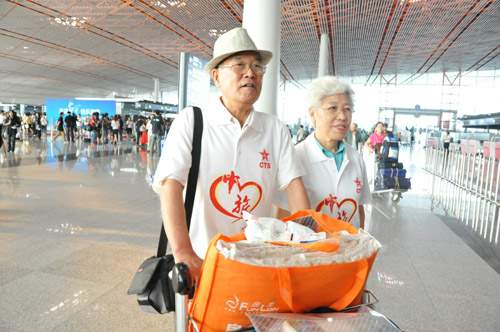 图为即将出发的北京首批赴台个人游游客