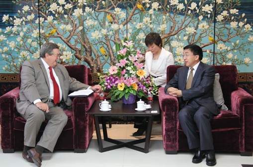 国家旅游局党组成员,中国旅游协会副会长吴文学在京会见了美国房车工业协会主席库恩