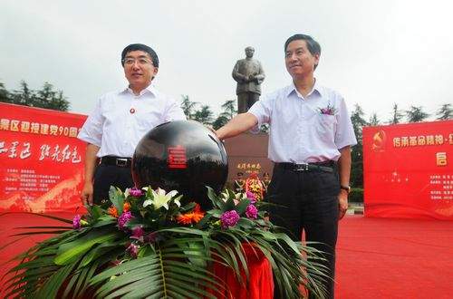 (国家旅游局党组成员、规划财务司司长吴文学,湖南省人大常委会副主任蔡力峰启动活动)