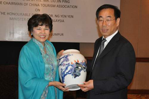 2011年7月12日,马来西亚旅游部部长黄燕燕在吉隆坡会见了中国旅游宣传推广团团长、国家旅游局党组成员、中国旅游协会副会长刘金平一行。