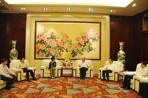 7月16日,海峡两岸旅游交流协会会长邵琪伟、重庆市市长黄奇帆在重庆市会见了前来出席第三届海峡两岸旅游交流圆桌会议的台湾海峡两岸观光旅游协会会长赖瑟珍及海峡两岸旅游业界代表。