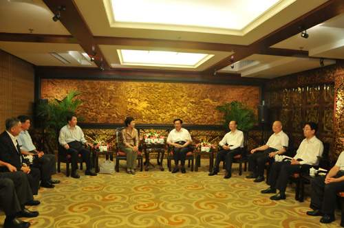 签约仪式前,海旅会会长邵琪伟、湖北省省长王国生、海旅会执行会长杜江、湖北省副省长田承忠等共同会见了出席第三届海峡两岸圆桌会议的台旅会会长赖瑟珍、副会长谢谓君及两岸旅游业界代表一行。(国家旅游局网站)