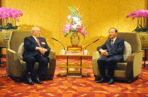 8月9日,国家旅游局局长、中国旅游协会会长邵琪伟在北京会见了由会长伍沾德、理事长卢瑞安率领的香港中国旅游协会访问团一行。国家旅游局副局长、中国旅游协会副会长杜江等参加了会见。